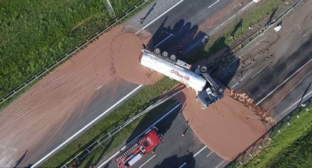V Poľsku sa prevrátil kamión z ktorého vytiekli tisíce litrov čokolády. Ľudia sa nestačili čudovať