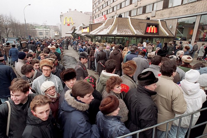 Takto vyzeralo otvorenie prvého McDonald´s v ZSSR. Ľudia stáli vo viac než kilometrovom rade!