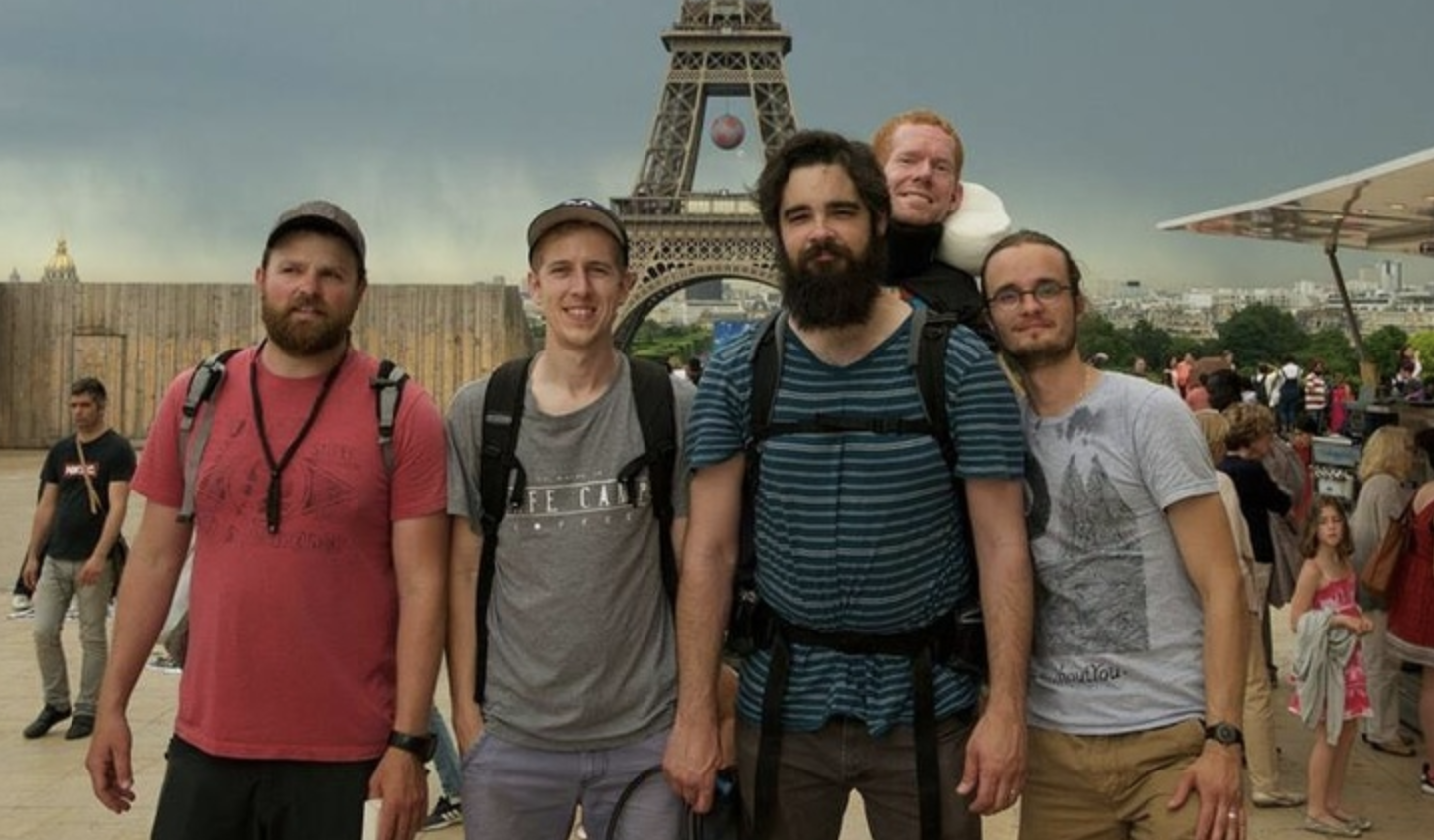 Fotografie priateľov pri Eiffelovej veži vyzerajú úplne bežné. Až kým sa nedozviete, aký príbeh sa za nimi skrýva