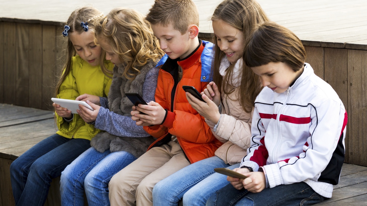 Školy bez smartfónov! Francúzska vláda schválila zákon, ktorý hovorí o zákaze používania mobilných telefónov počas celého vyučovania