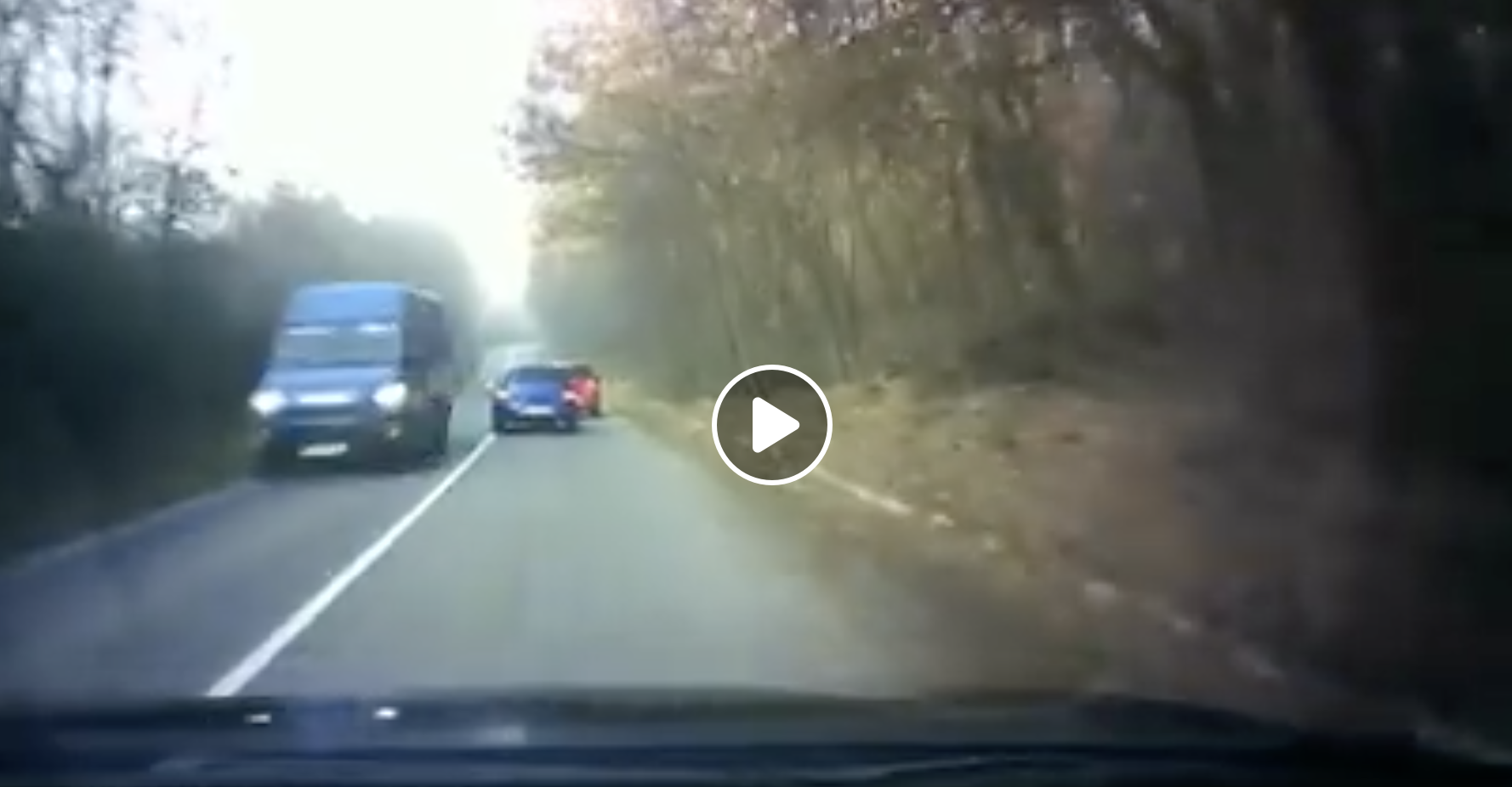 Nebezpečná jazda vodiča na východnom Slovensku. Polícia upozorňuje na bezohľadných vodičov.