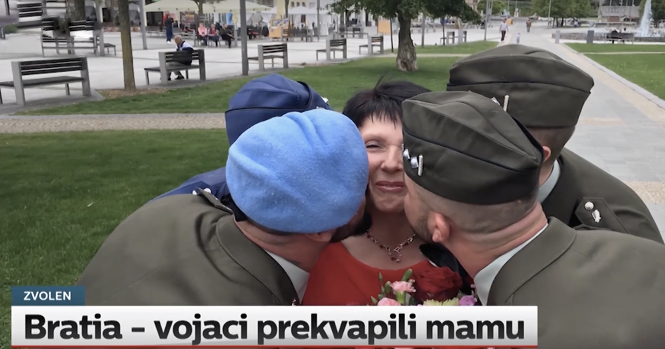 VIDEO: 4 bratia dojali celé Slovensko a svoju mamku. Nečakane ju prekvapili návratom z vojny